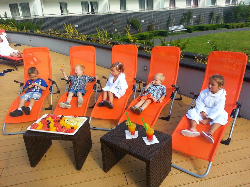 Hotel Aquarius Spa Колобжег Екстериор снимка Children at the hotel