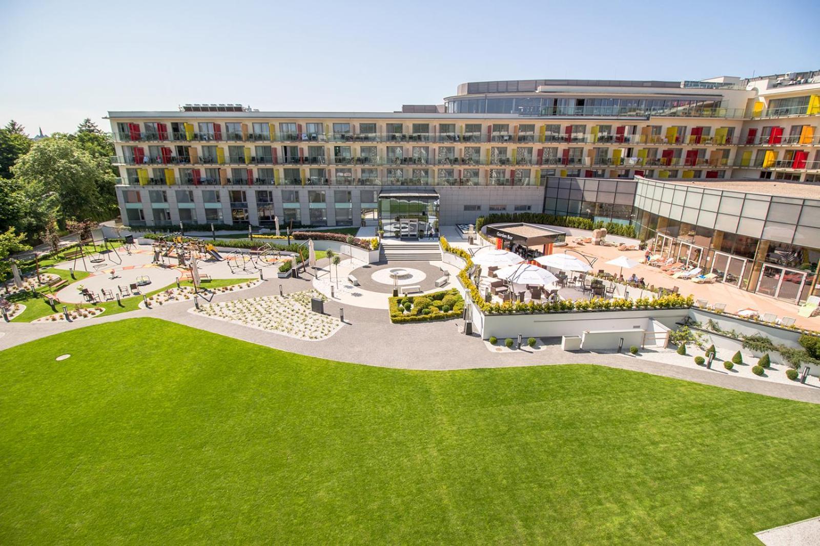 Hotel Aquarius Spa Колобжег Екстериор снимка The Village