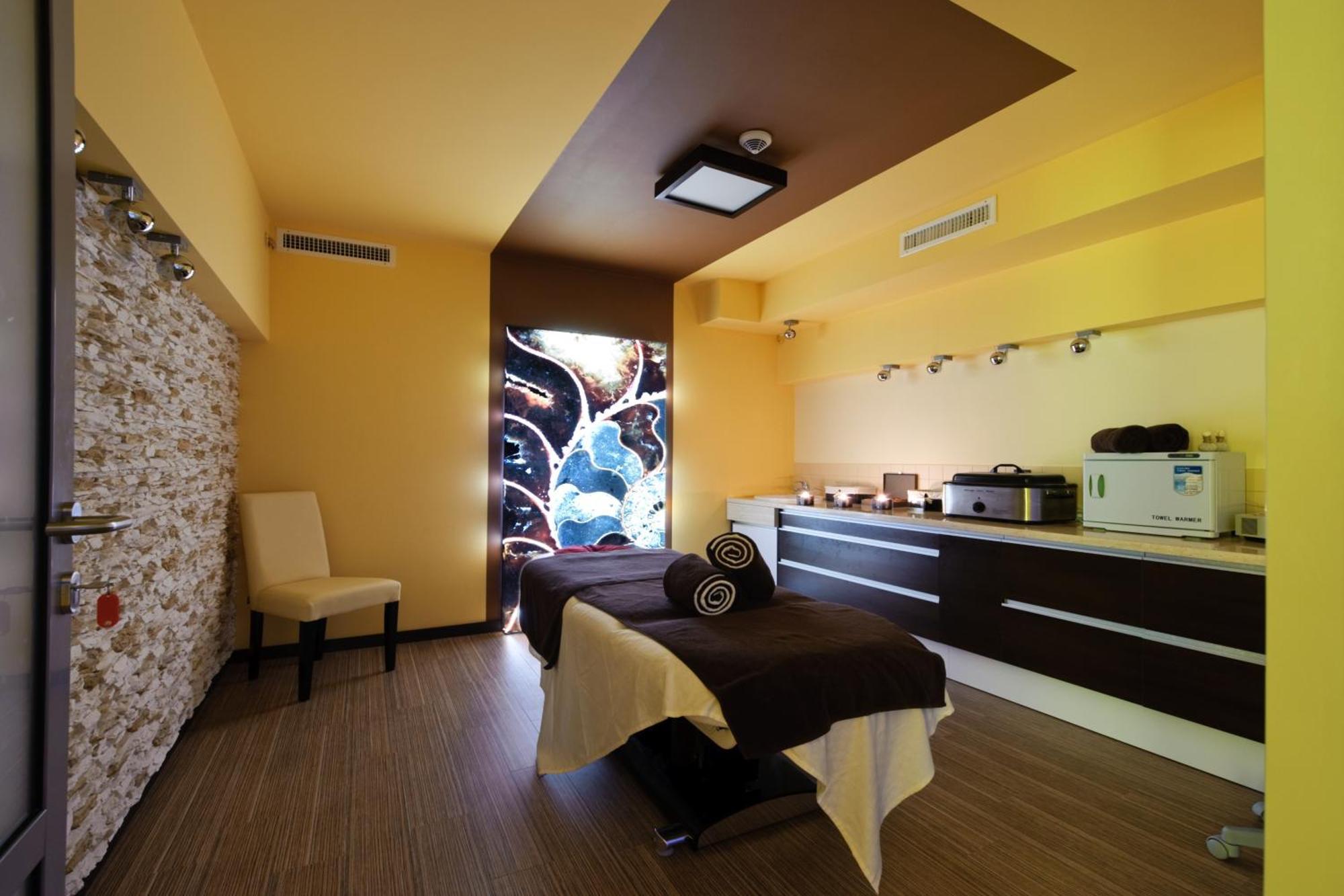 Hotel Aquarius Spa Колобжег Екстериор снимка A treatment room at a spa
