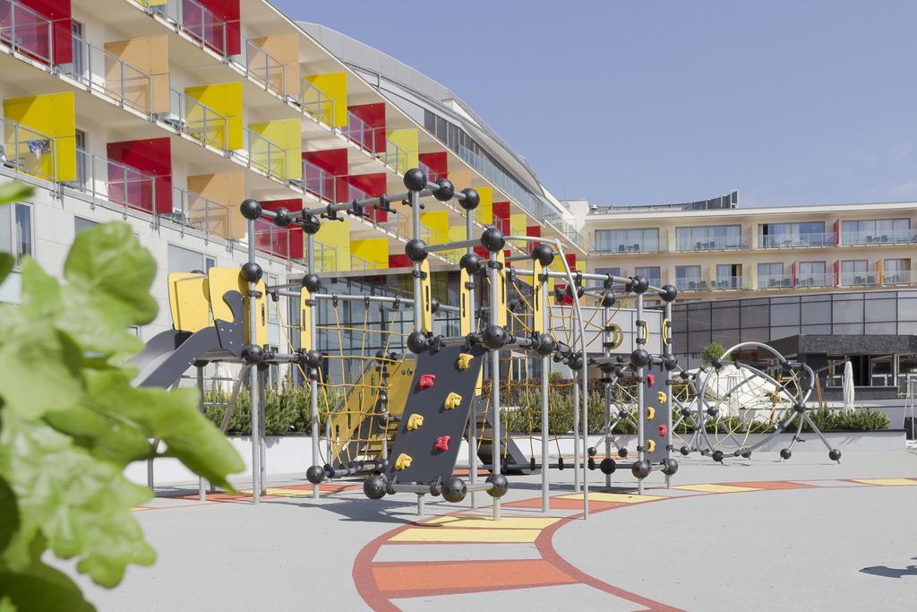 Hotel Aquarius Spa Колобжег Екстериор снимка Playground at the campus