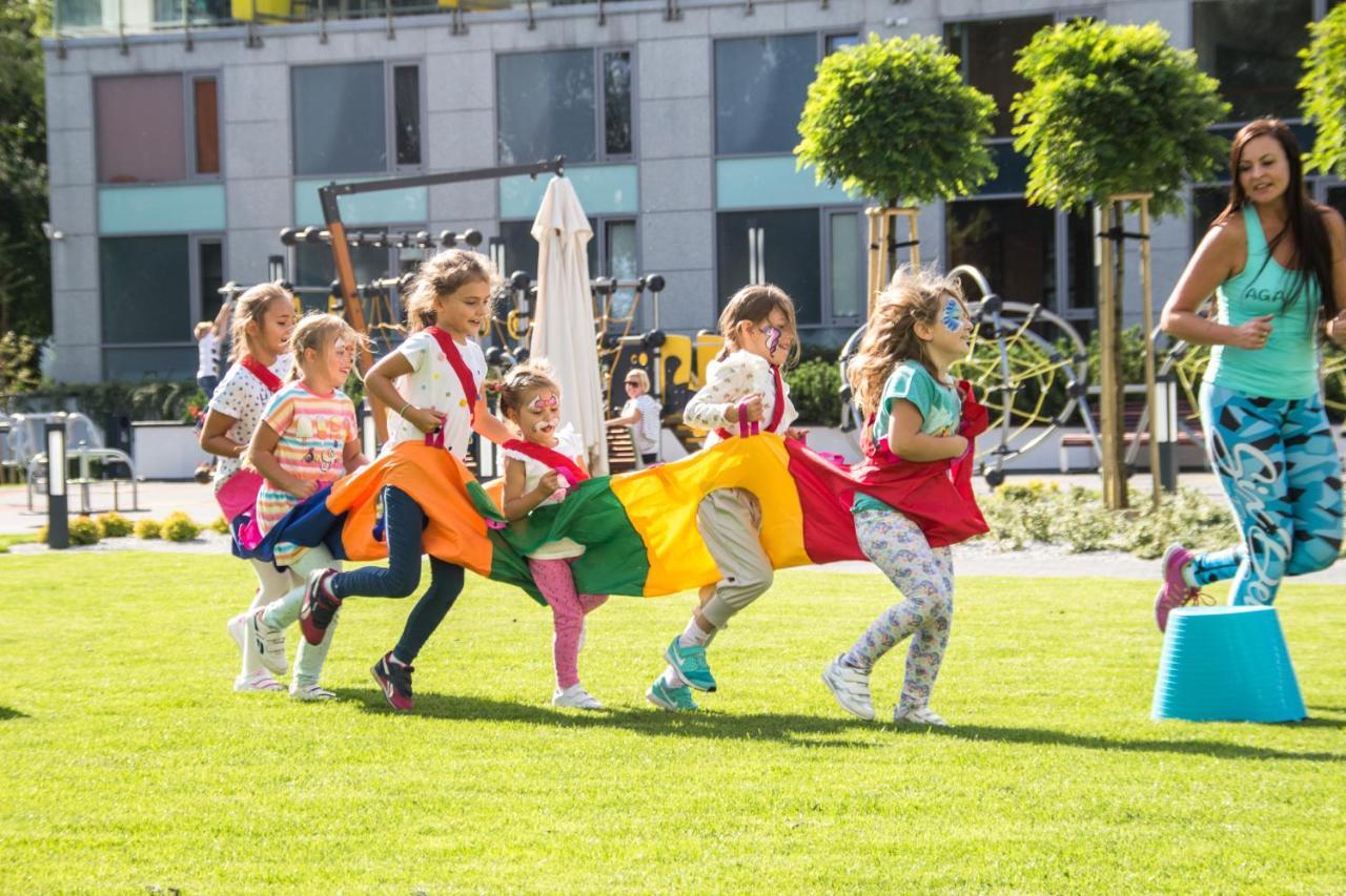 Hotel Aquarius Spa Колобжег Екстериор снимка Children's Day in Warsaw, 2018